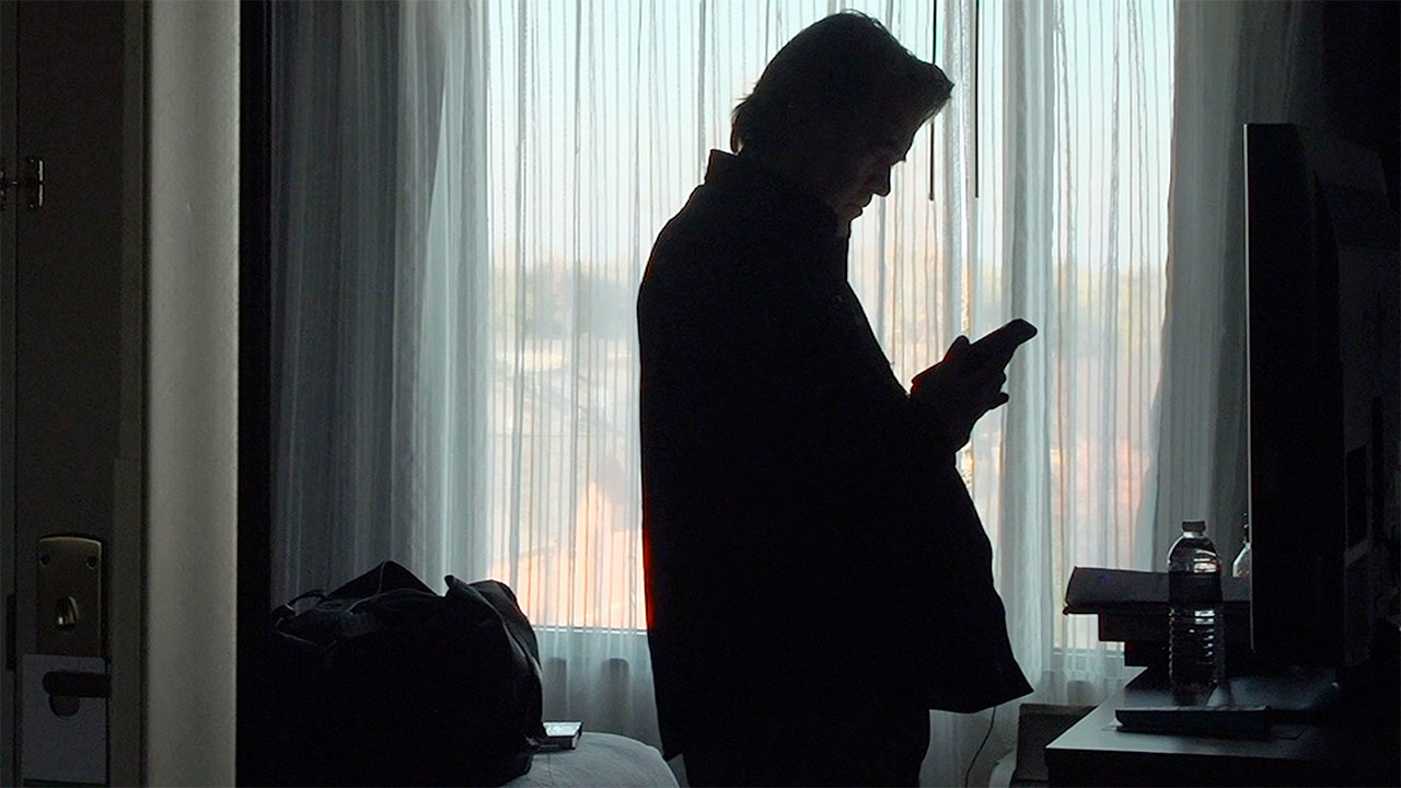 Stevev Bannon dans l'ombre de la lumière -Photo extraite du documentaire « Steve Bannon, Le Grand Manipulateur » (The Brink) d’Alison Klayman, 2019